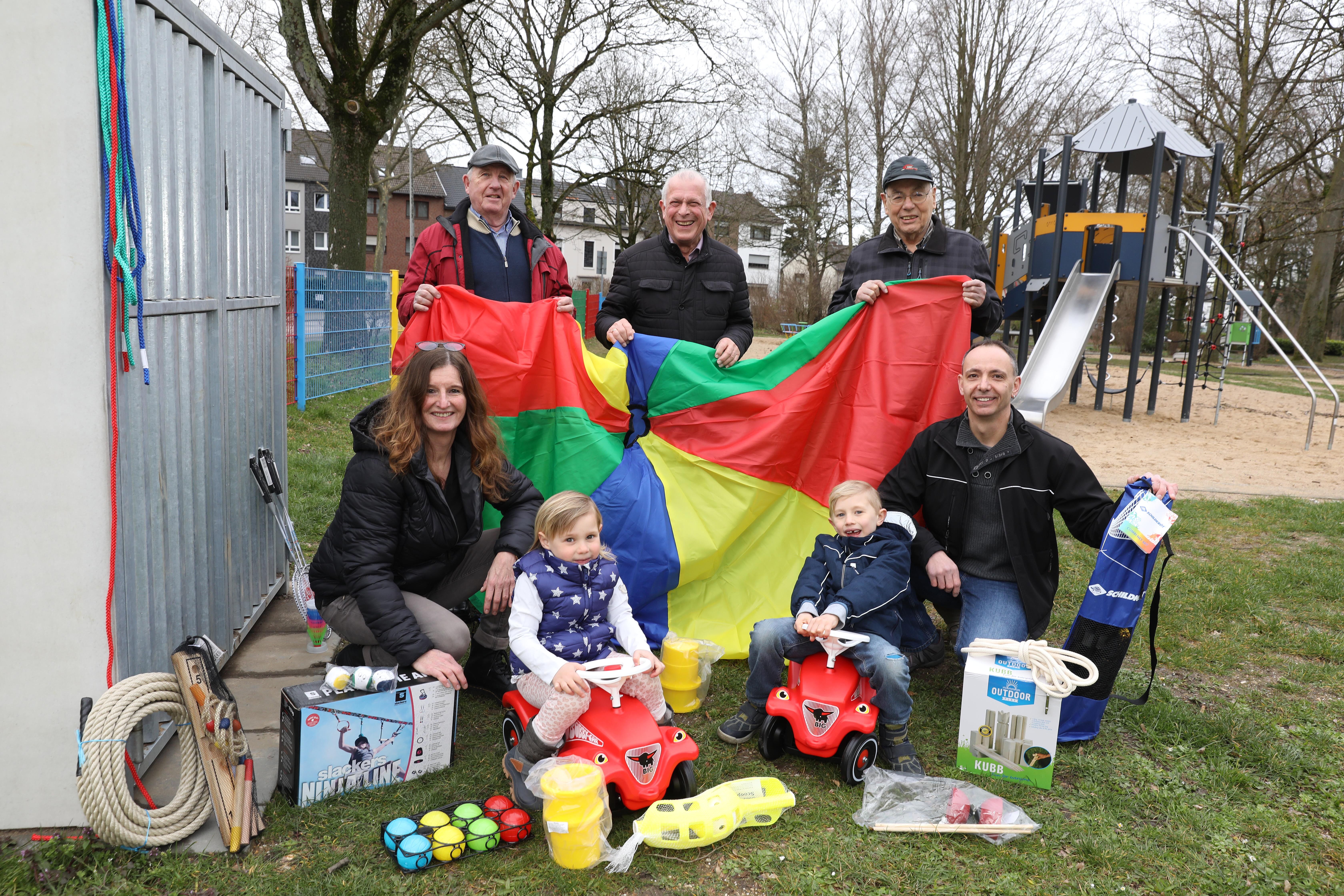 Nicht nur Linus und Aurelia freuen sich über die neuen Spiele am Spielplatz Forststraße. Auch Nicole Hoffmann vom Jugendamt sowie Christian Breuer, Wilfried Schaefer, Günter Bovenschen und Hans-Heinrich Vitz vom Orts- und Heimatverein Rheydt-Pongs sind begeistert © Stadt MG Patenschaft für Kinderspielplatz